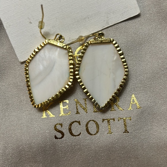 🎇Kendra Scott white Corley earrings - Picture 3 of 3